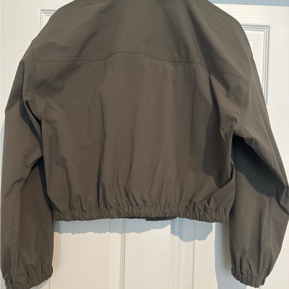 Athleta Midday Bubble Hem Shirt
Sz L Cropped button-down - Picture 3 of 7